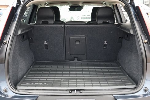Used 2022 Volvo XC40 T5 Momentum image 36
