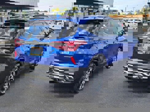 Used 2021 Kia Seltos EX image 3