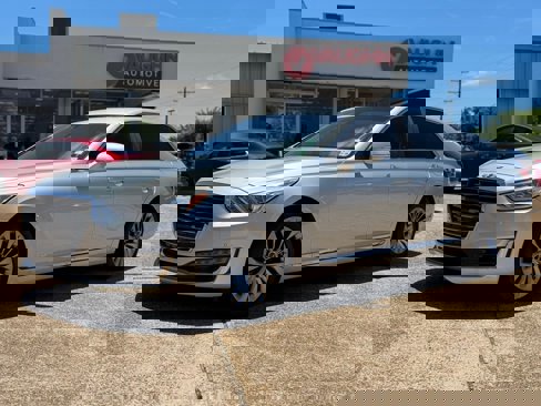 Used 2017 Genesis G90 3.3T Premium image 1