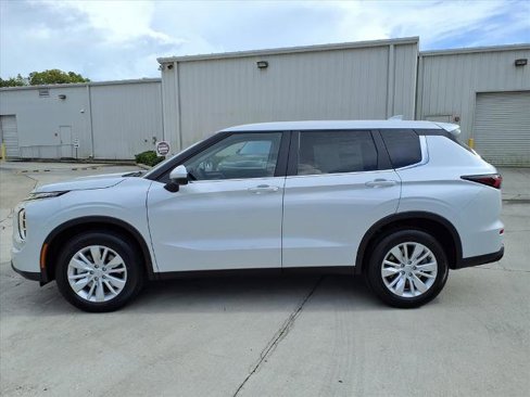 New 2025 Mitsubishi Outlander ES image 2