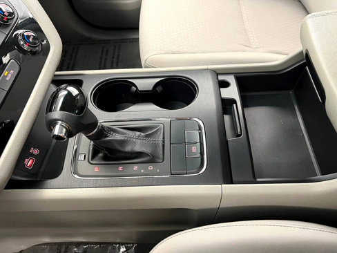 Used 2017 Kia Sedona LX image 21