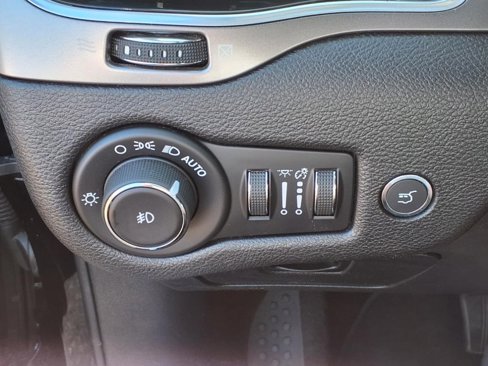 Used 2020 Jeep Cherokee Limited image 18
