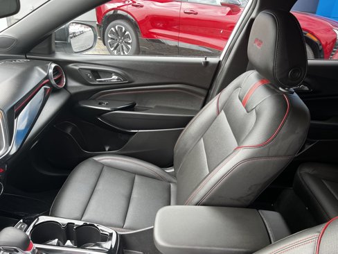 Used 2025 Chevrolet Trax RS w/ Sunroof Package image 18