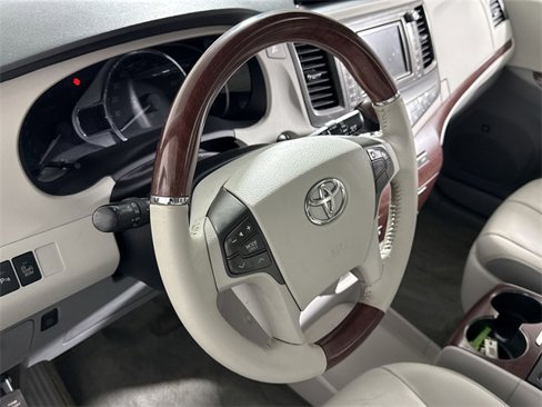Used 2014 Toyota Sienna Limited image 18