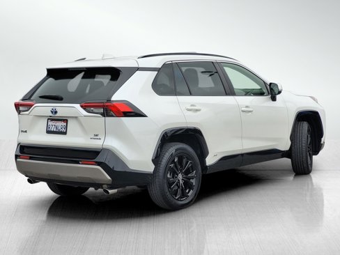Used 2022 Toyota RAV4 SE image 4