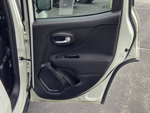 Used 2020 Jeep Renegade Latitude w/ Cold Weather Group image 8