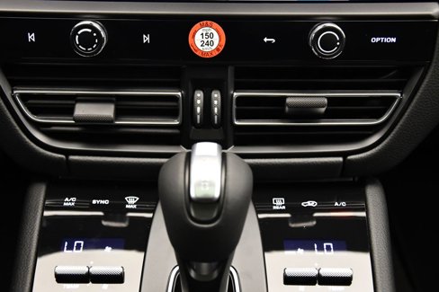 Certified 2025 Porsche Macan Turbo image 34