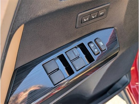 Used 2017 Toyota RAV4 Platinum image 16