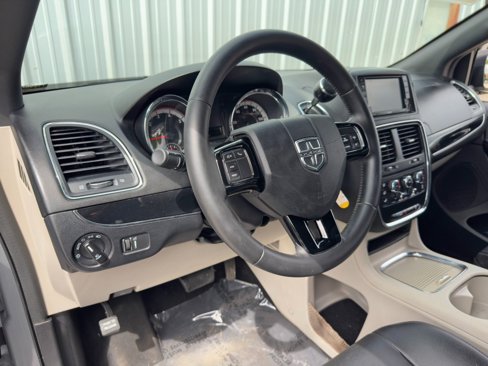 Used 2019 Dodge Grand Caravan SXT image 11