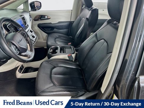 Used 2017 Chrysler Pacifica Touring-L image 18