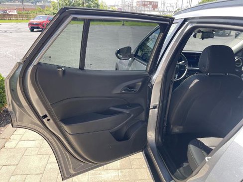 Used 2025 Chevrolet Trax ACTIV w/ Sunroof Package image 17