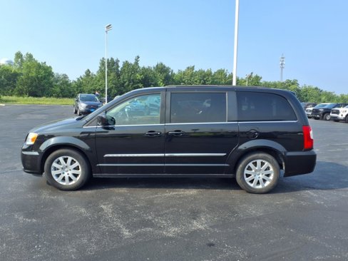 Used 2016 Chrysler Town & Country Touring image 2