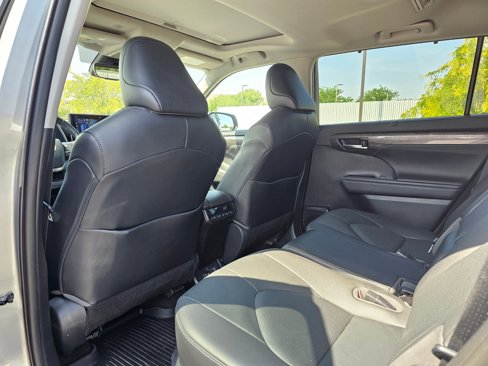 Used 2020 Toyota Highlander Limited image 11