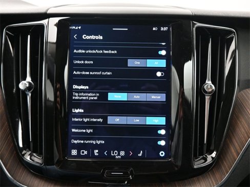 Used 2022 Volvo XC60 B5 Momentum w/ Climate Package image 19