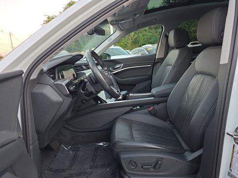 Used 2022 Audi e-tron Premium Plus w/ Premium Plus Package image 24