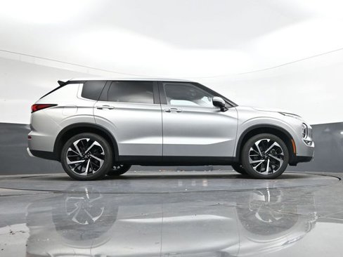 Used 2024 Mitsubishi Outlander SE image 29