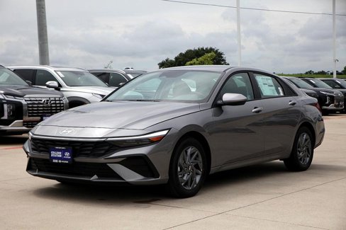 Used 2024 Hyundai Elantra SEL image 3