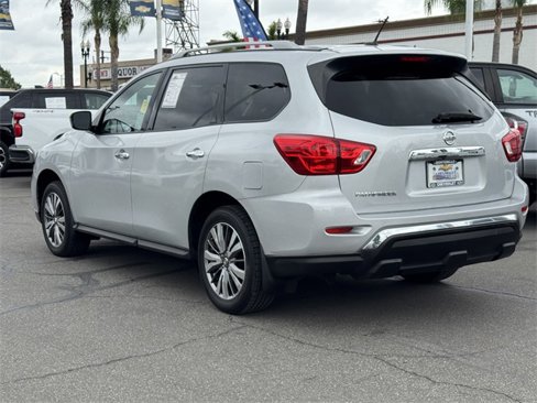 Used 2018 Nissan Pathfinder S image 2