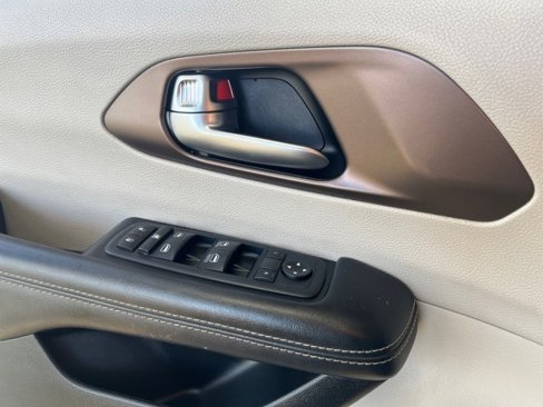 Used 2020 Chrysler Voyager Lxi image 30