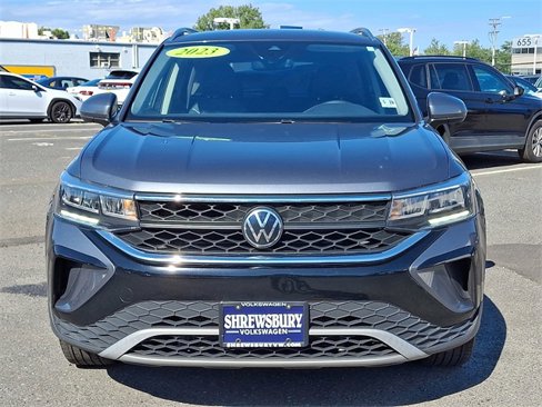 Used 2023 Volkswagen Taos SE image 2