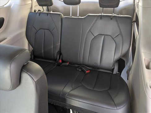 Used 2017 Chrysler Pacifica Touring-L image 19