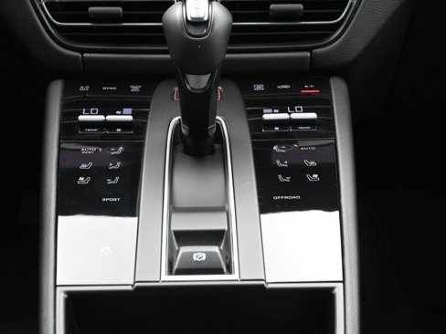 Certified 2025 Porsche Macan image 24