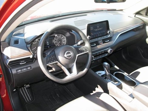 Used 2024 Nissan Altima 2.5 SV image 12