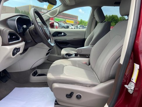 Used 2021 Chrysler Pacifica Touring image 11