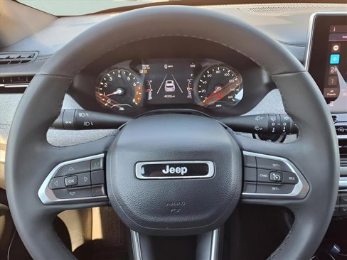 Used 2023 Jeep Compass Latitude image 21