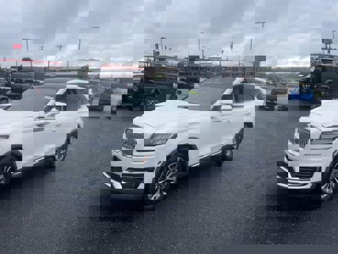 Used 2020 Lincoln Nautilus Reserve image 1