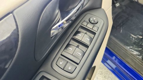 Used 2018 Dodge Grand Caravan SE w/ UConnect Hands-Free Group image 27