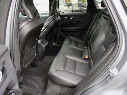 Used 2019 Volvo XC60 T5 Momentum w/ Multimedia Package image 21