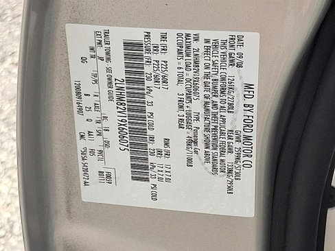 Used 2009 Lincoln Town Car Signature Limited image 26