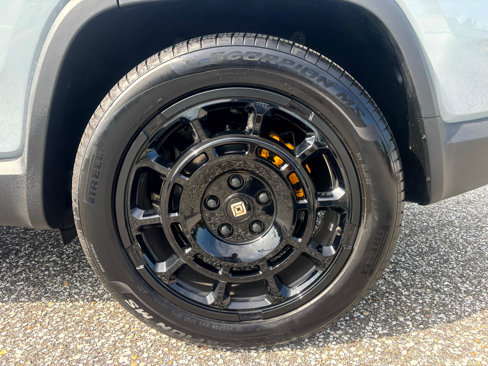 Used 2025 Rivian R1S Premium image 42