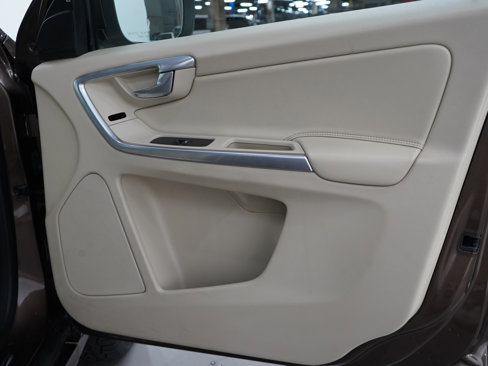 Used 2015 Volvo XC60 T6 Platinum image 9