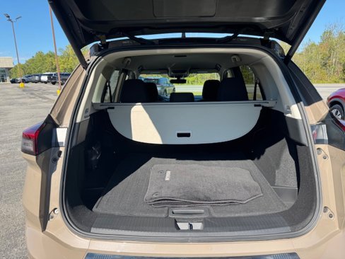 Used 2024 Nissan Rogue SV image 5