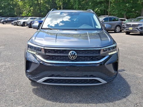 Certified 2022 Volkswagen Taos SE w/ Panoramic Sunroof Package image 3