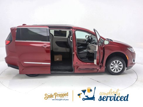 Used 2018 Chrysler Pacifica Touring-L image 4