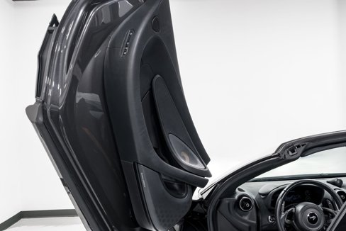 Used 2020 McLaren 570S Spider image 9