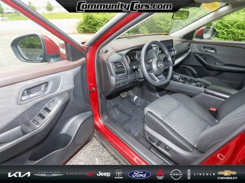 Used 2023 Nissan Rogue SV image 9