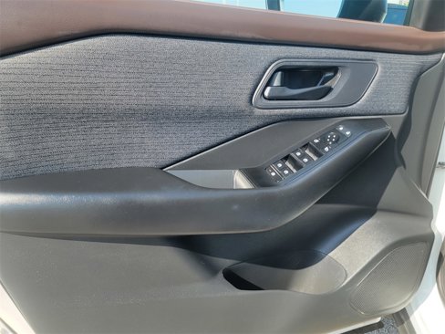 Used 2023 Nissan Rogue S image 13