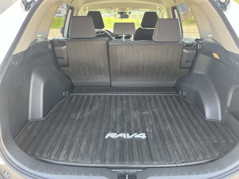 Used 2019 Toyota RAV4 LE image 12