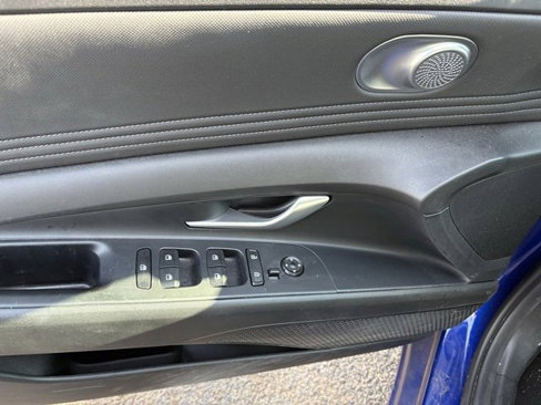 Certified 2023 Hyundai Elantra Limited w/ Preferred Accessory Package image 4