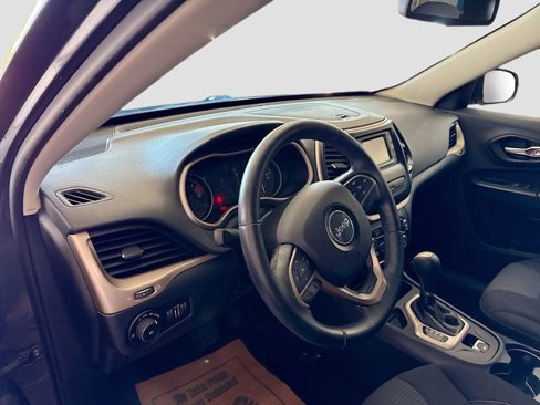 Used 2016 Jeep Cherokee Latitude image 10