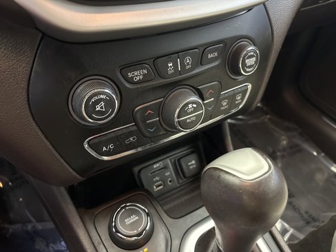 Used 2018 Jeep Cherokee Overland w/ Technology Group image 21
