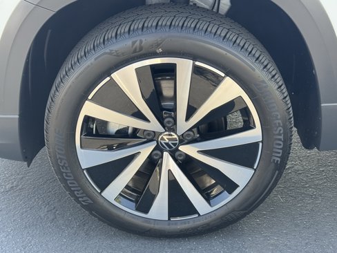 Certified 2023 Volkswagen Taos SE image 12