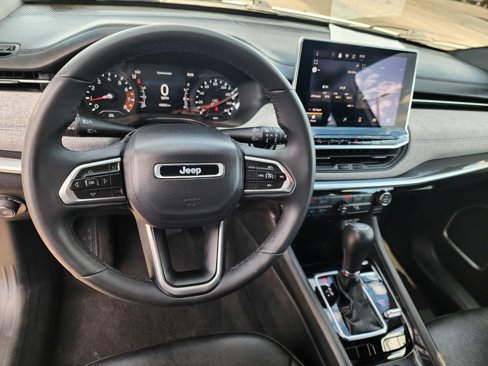 Used 2024 Jeep Compass Latitude image 2