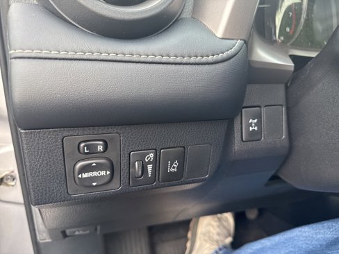 Used 2018 Toyota RAV4 XLE image 4