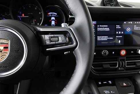 Certified 2025 Porsche Macan image 10
