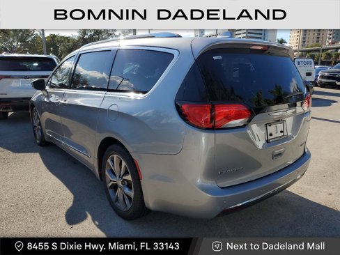 Used 2017 Chrysler Pacifica Limited image 3